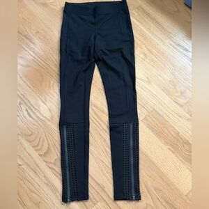 Hue Leggings, Black, Brand New with Tags, Size XS, Bottom Side Mesh and Zippers
